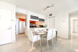 1200 Brickell Bay Dr in Miami, FL - Building Photo - Building Photo