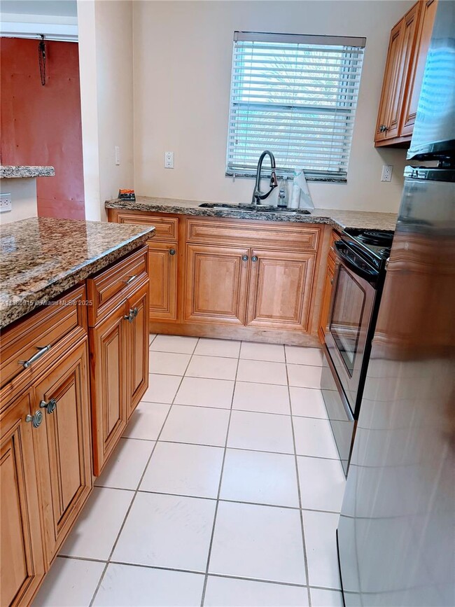 8595 Sunrise Lakes Blvd in Sunrise, FL - Building Photo - Building Photo