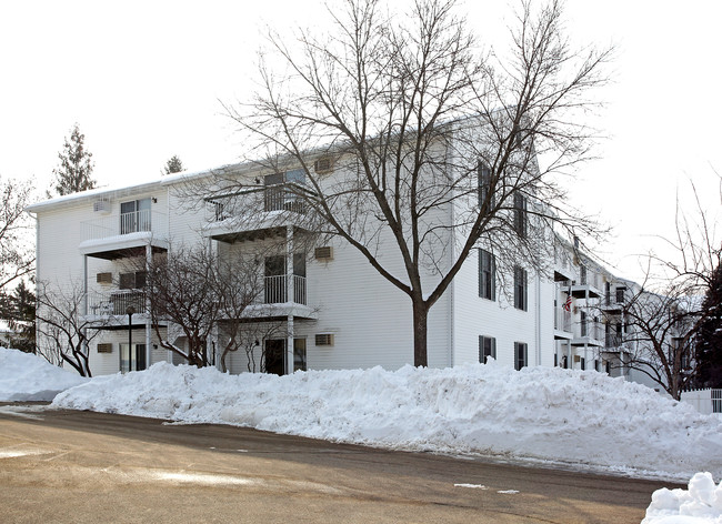 Pennock Place in Apple Valley, MN - Building Photo - Building Photo