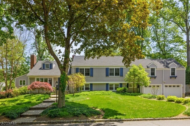24 Thackeray Dr in Millburn, NJ - Building Photo - Building Photo