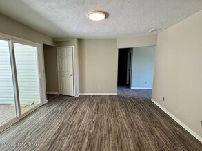 6503 Dunnlea Dr in Louisville, KY - Building Photo - Building Photo