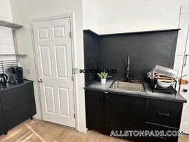 7 Imrie Rd, Unit 1 in Boston, MA - Building Photo