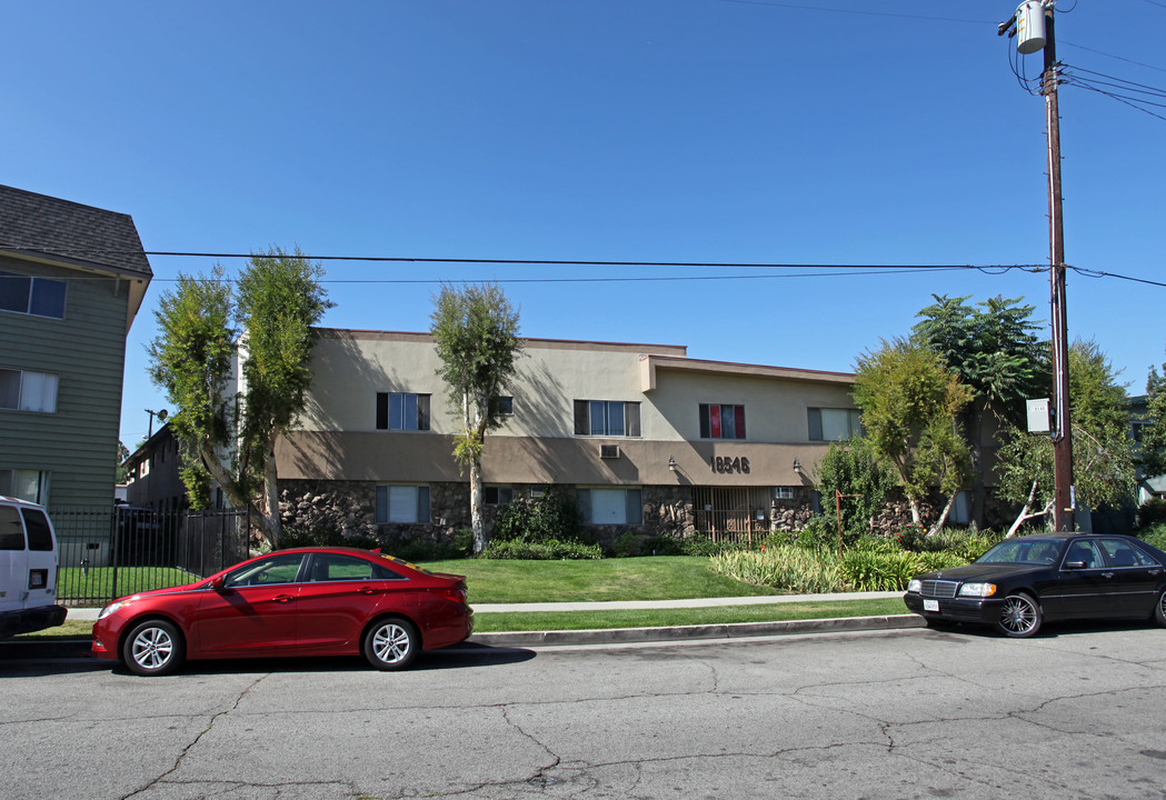 Clark Arms Apartments in Tarzana, CA - Building Photo