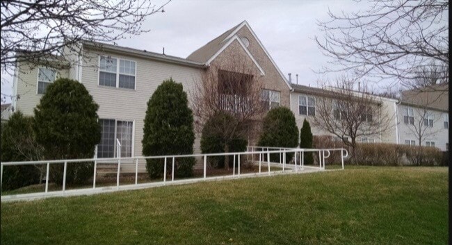 37 Parkside Ct in Wayne, NJ - Foto de edificio - Building Photo