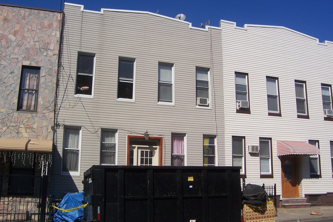 18-79 Stanhope St in Flushing, NY - Foto de edificio
