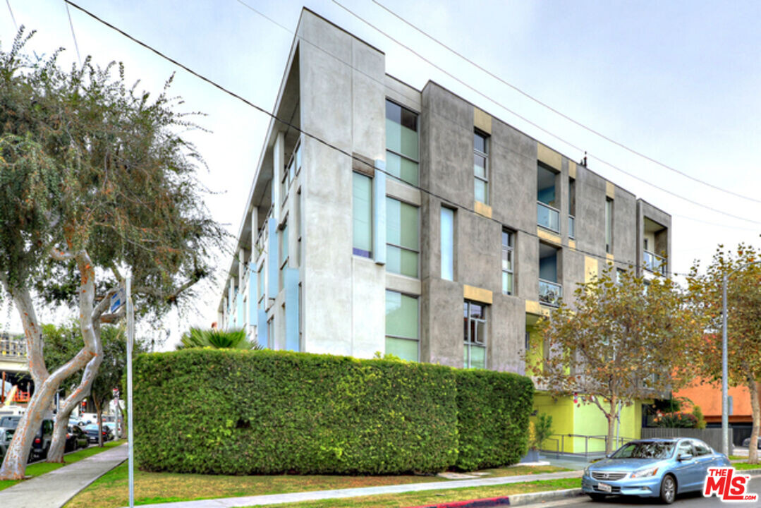 2400 Corinth Ave-Unit -8 in Los Angeles, CA - Foto de edificio