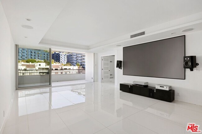 1100 Alta Loma Rd in West Hollywood, CA - Building Photo - Building Photo