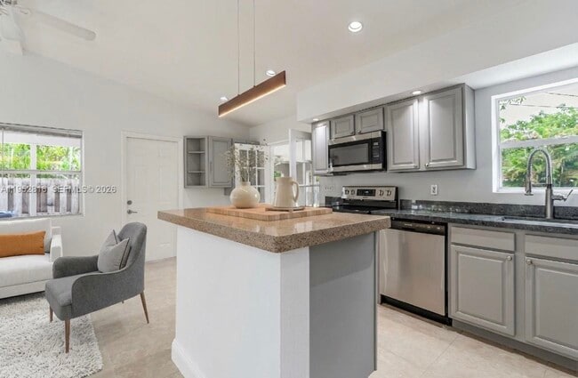 1032 SW 22nd Ter in Fort Lauderdale, FL - Building Photo - Building Photo