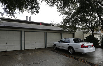 Read Blvd in New Orleans, LA - Foto de edificio - Building Photo