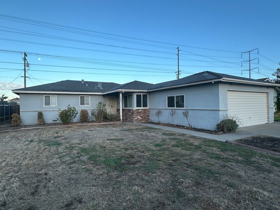 1809 Larkspur Ln in Ceres, CA - Building Photo