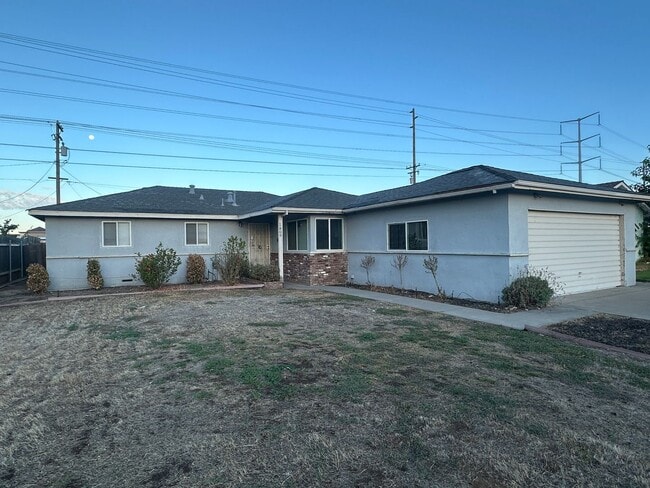 property at 1809 Larkspur Ln