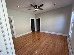 44 Highland St, Unit 2 in Pawtucket, RI - Foto de edificio - Building Photo