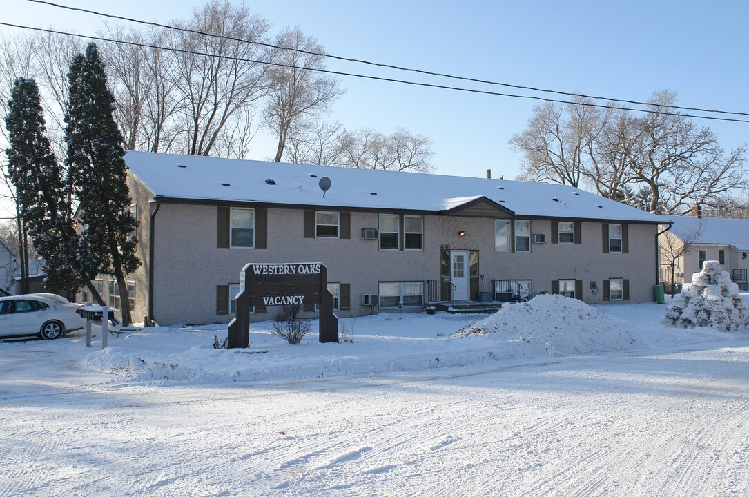 Western Oaks in Anoka, MN - Foto de edificio