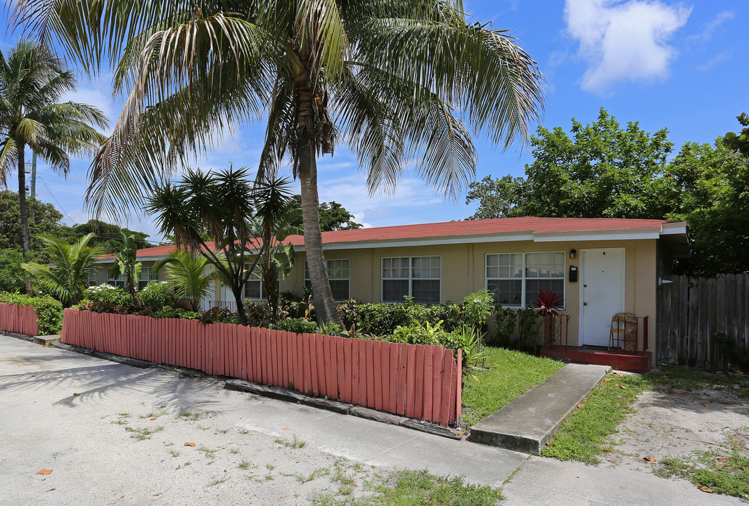 521-527 NE 14th Ct in Fort Lauderdale, FL - Building Photo