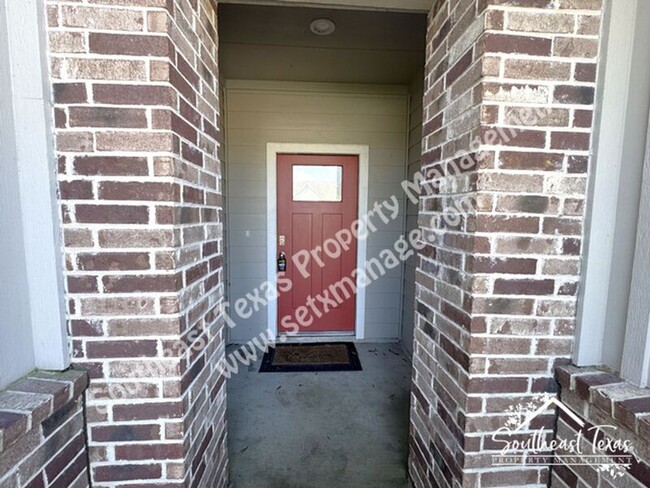 111 Lk Wy Cir in Anahuac, TX - Building Photo - Building Photo