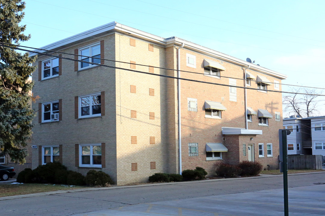 4837 Conrad St in Skokie, IL - Building Photo