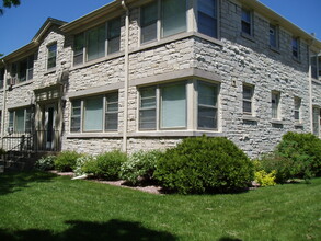 5211 N Santa Monica Blvd, Unit 4 in Whitefish Bay, WI - Foto de edificio - Building Photo