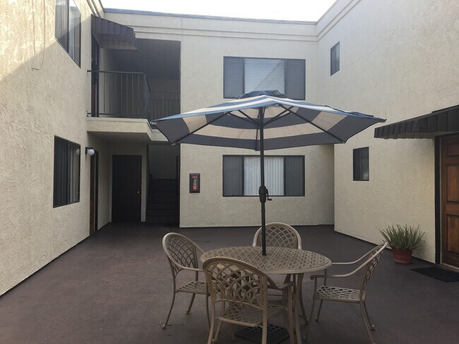 12338 Oxnard St, Unit 102 in Los Angeles, CA - Foto de edificio - Building Photo