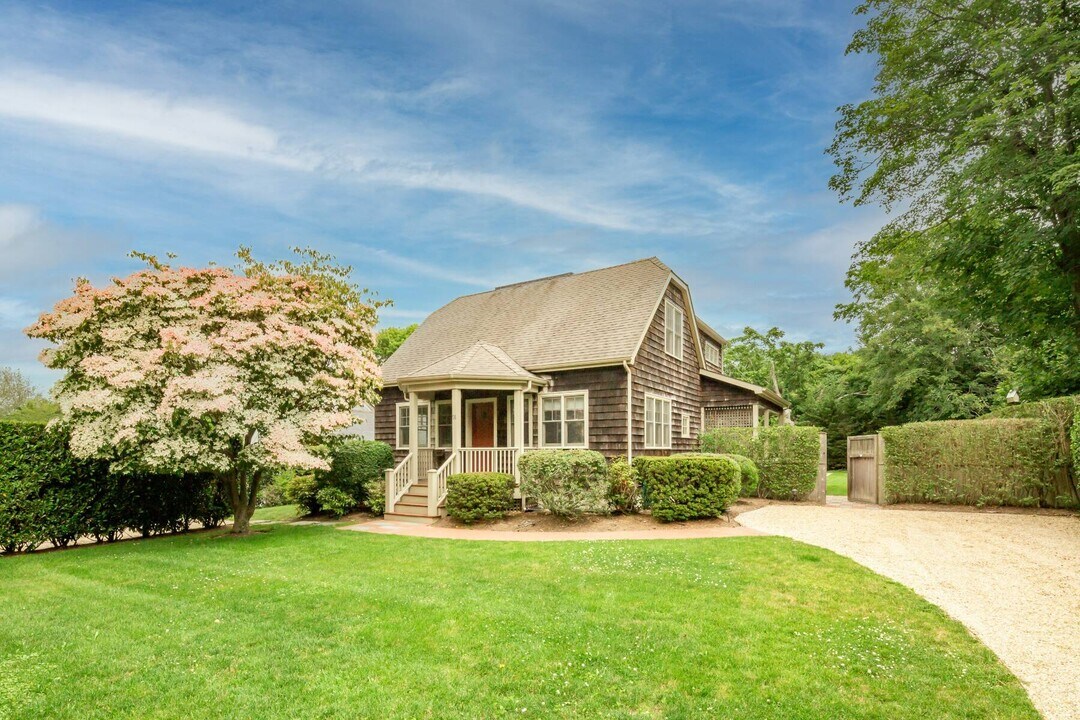 56 Osborne Ln in East Hampton, NY - Building Photo