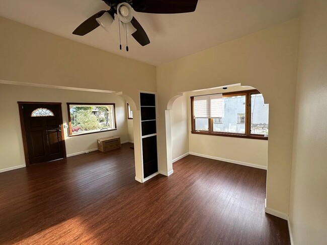 1127 E Gutierrez St in Santa Barbara, CA - Foto de edificio - Building Photo