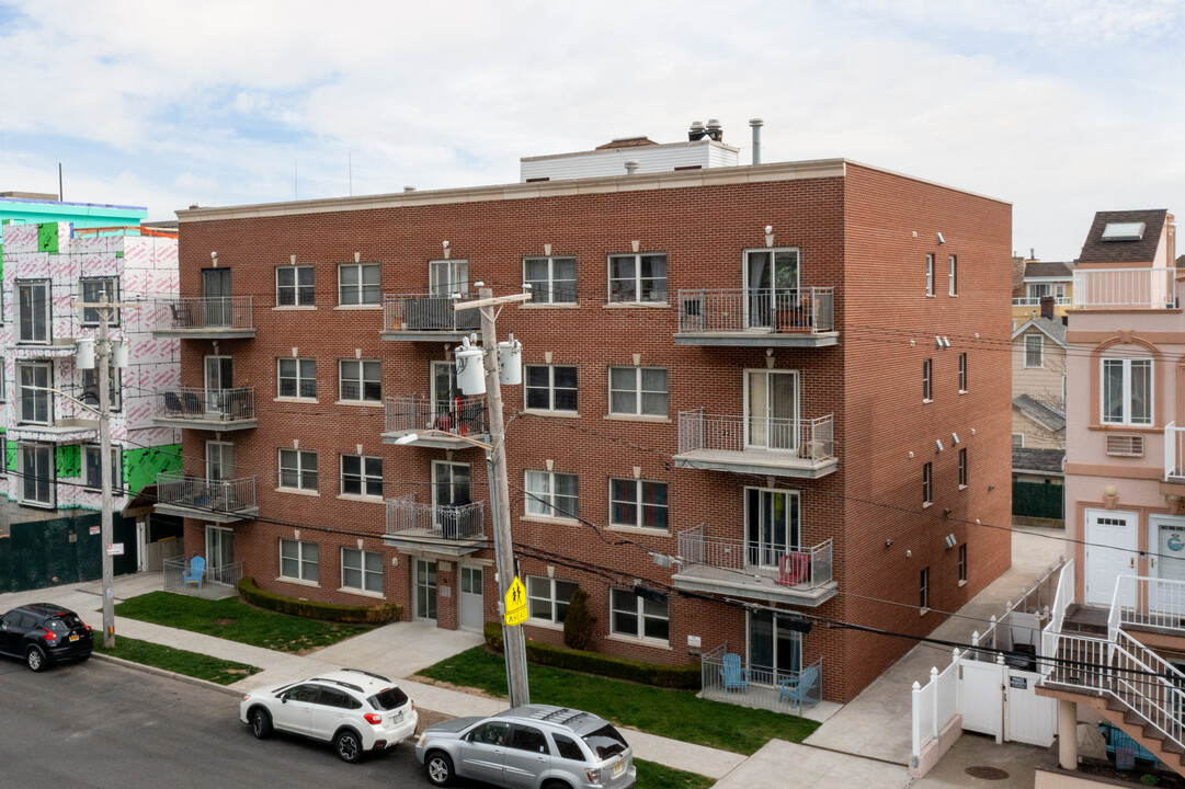 1-92 Beach 102nd St in Rockaway Park, NY - Building Photo