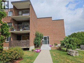4 Avalon Pl in Kitchener, ON - Building Photo