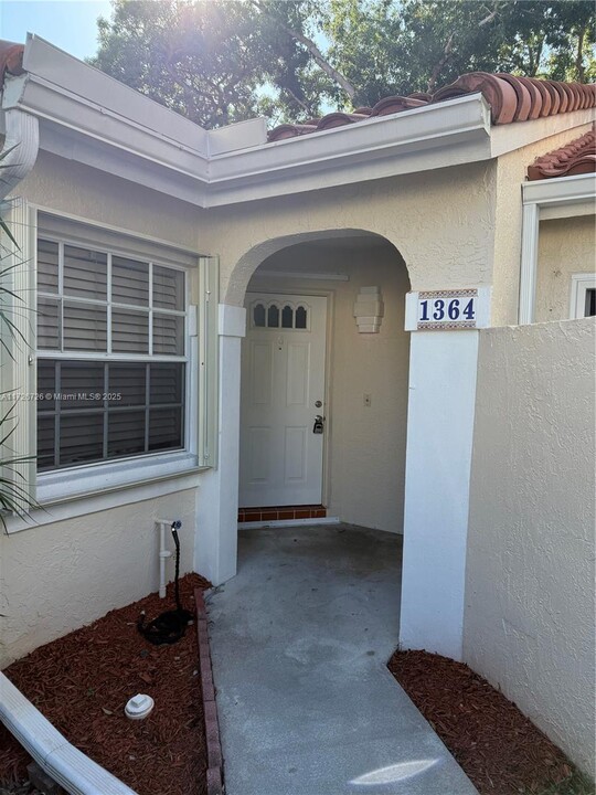 1364 Cottonwood Cir in Weston, FL - Building Photo