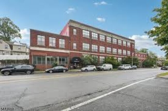 350 Scotland Rd in Orange, NJ - Building Photo - Building Photo