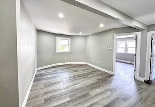 5 Harris Rd, Unit 2 in Medford, MA - Building Photo - Building Photo