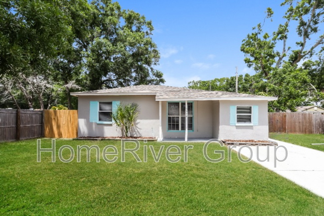 property at 1533 Canterbury Rd N