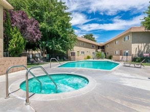 Racquet Club Apartments in Lancaster, CA - Foto de edificio - Building Photo