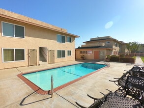 Kona Palms Apartments in Carson, CA - Foto de edificio - Building Photo