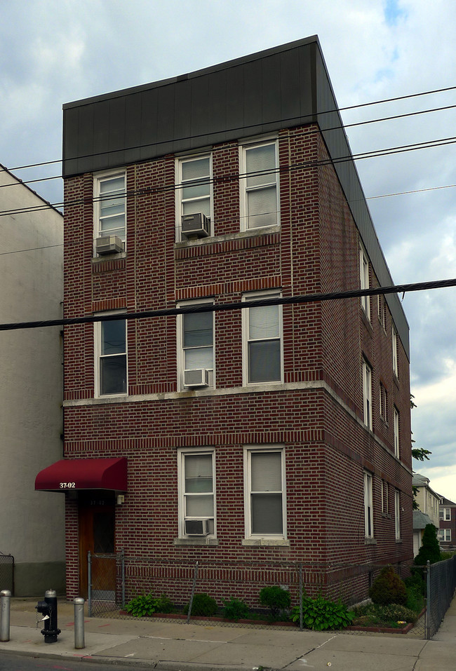 37-02 63rd St in Flushing, NY - Foto de edificio - Building Photo