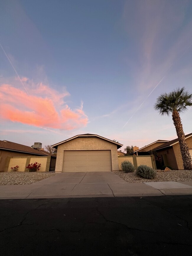 12841 S 50th Way in Phoenix, AZ - Foto de edificio - Building Photo