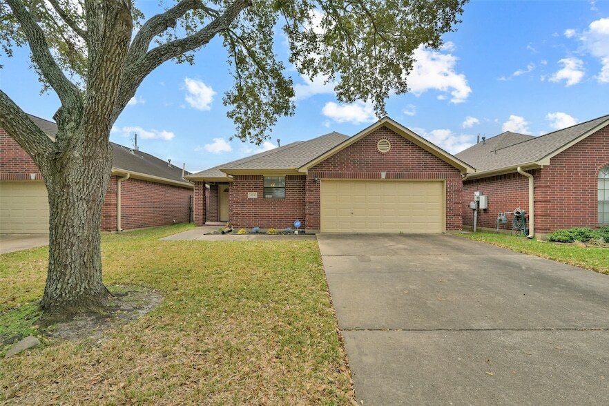 404 Live Oak Ln, Unit 1009 in Friendswood, TX - Building Photo