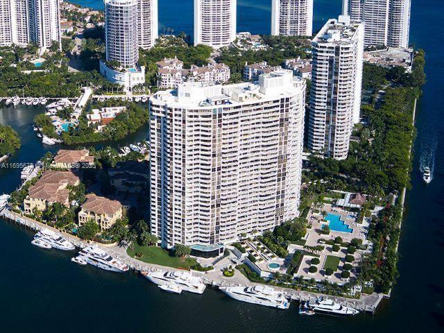 7000 Island Blvd in Aventura, FL - Building Photo