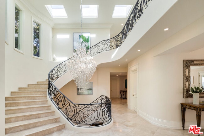 1350 Benedict Canyon Drive in Beverly Hills, CA - Building Photo - Building Photo