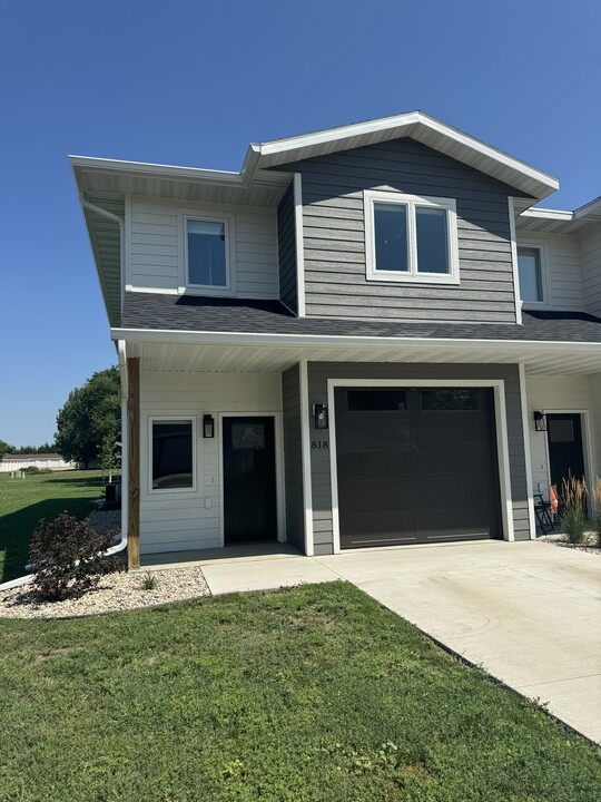 818 N High St in Aberdeen, SD - Foto de edificio
