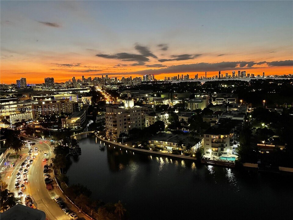 2555 Collins Ave in Miami, FL - Building Photo