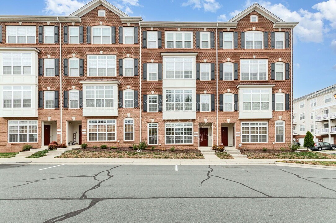 22824 Ferncrest Terrace in Ashburn, VA - Building Photo