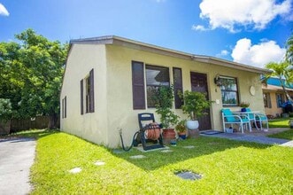 2345 2nd Ave N, Unit 106 in Lake Worth Beach, FL - Foto de edificio - Building Photo