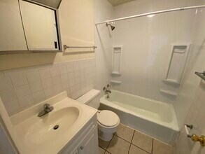 211 S Pfeffer Rd, Unit 3 in Urbana, IL - Foto de edificio - Building Photo