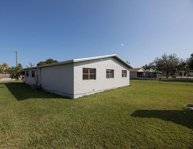 716 NW 7th Ct in Florida City, FL - Building Photo - Building Photo