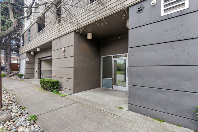 2530 15th Ave W, Unit 403 in Seattle, WA - Building Photo - Building Photo