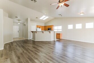 4738 Zia Ridge St in North Las Vegas, NV - Foto de edificio - Building Photo