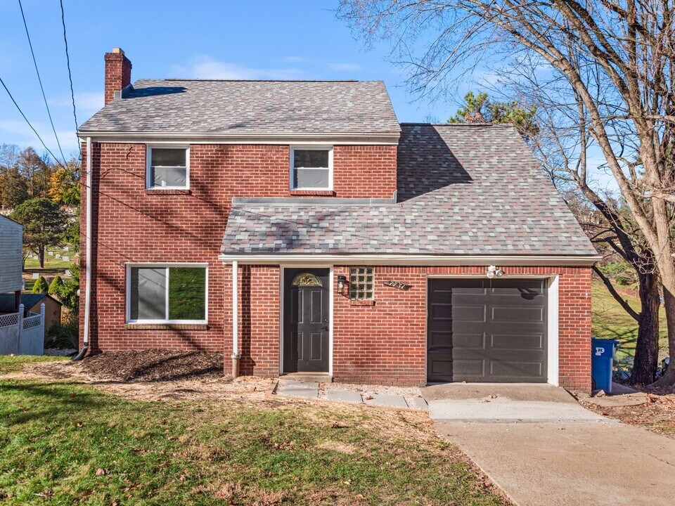 7731 Mt Carmel Rd in Verona, PA - Foto de edificio