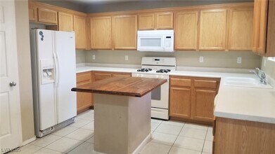 1008 Monte De Oro Ave in Las Vegas, NV - Foto de edificio - Building Photo