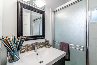 8655 Clifton Way in Beverly Hills, CA - Foto de edificio - Building Photo