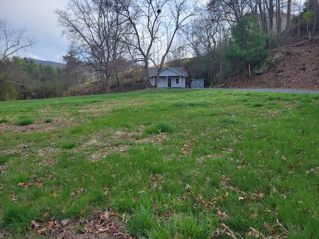 1594 Hospital Dr in Clyde, NC - Building Photo - Building Photo