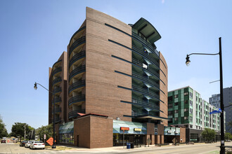 202 E. Green St by Bankier Apartments in Champaign, IL - Foto de edificio - Building Photo